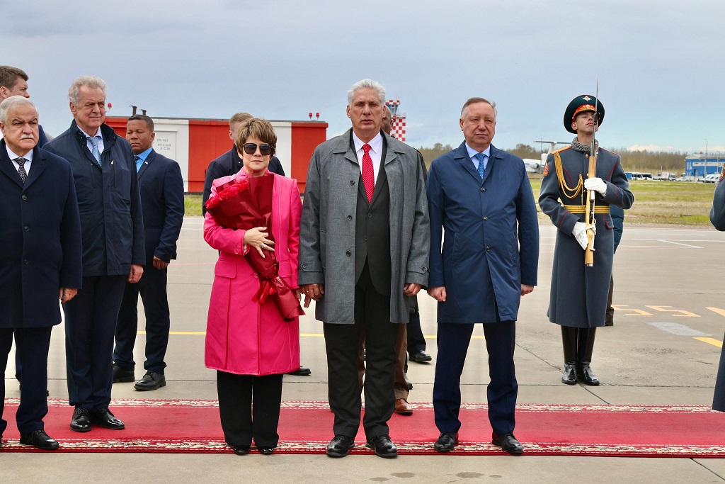 Presidente cubano arribó a Rusia para actos por el Día de la Victoria