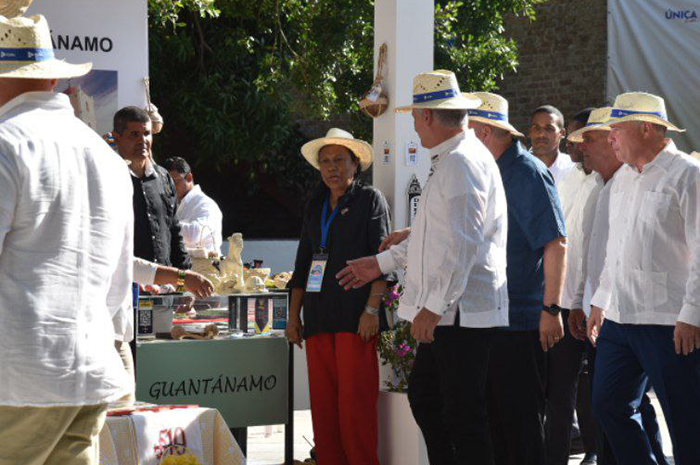 Presidente cubano recorre la Feria Internacional de Turismo