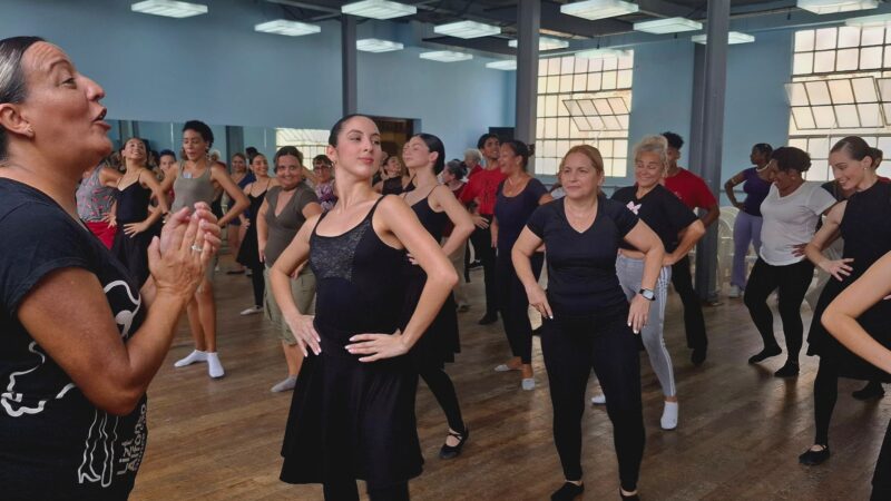 Madres e hijos bailan juntos en Lizt Alfonso Dance Cuba