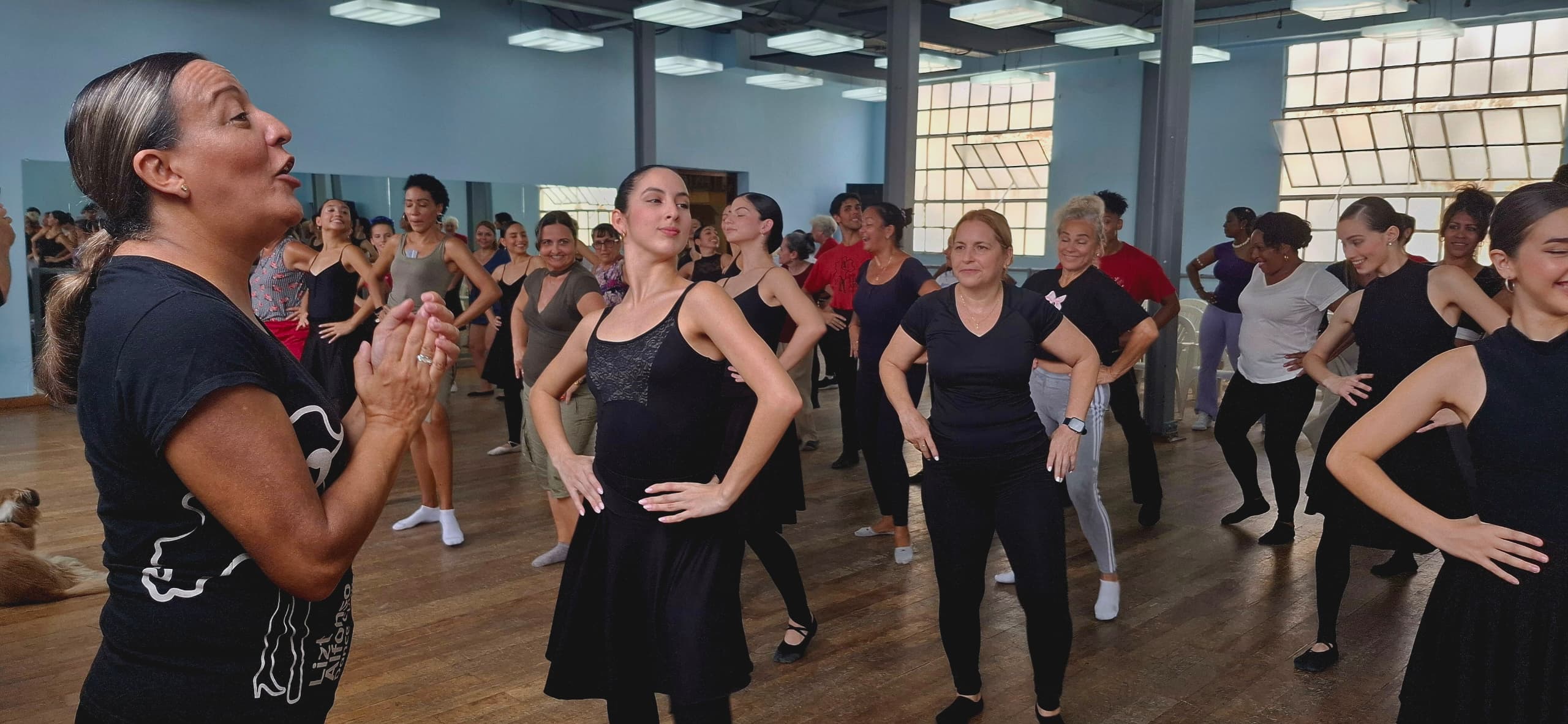 Madres e hijos bailan juntos en Lizt Alfonso Dance Cuba