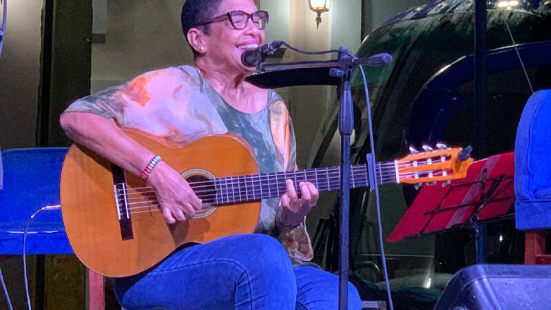 Participa cantautora Martha Campos en el espacio Destrabando la Trova en Holguín