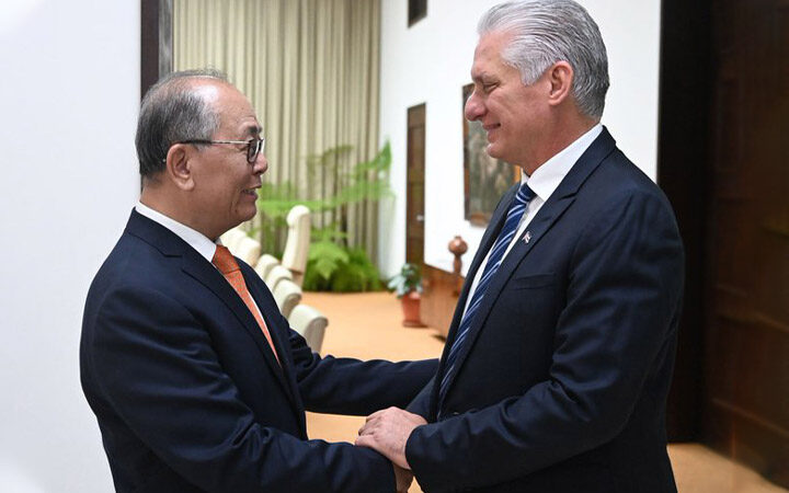 Recibió Presidente cubano a representante del gobierno chino