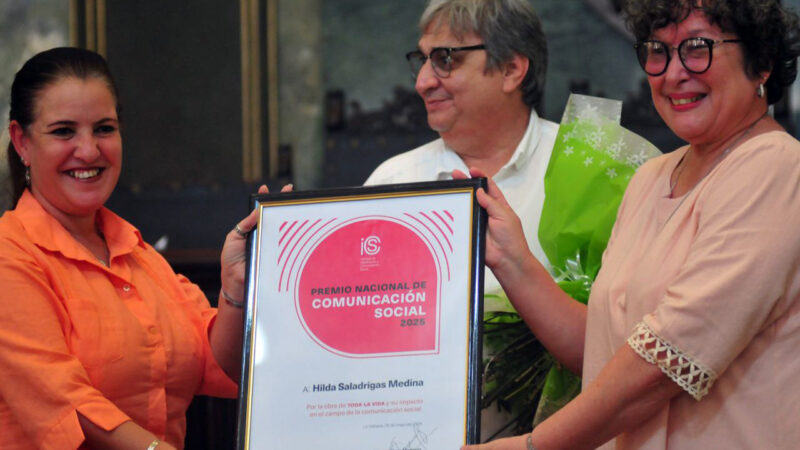 Recibe Hilda Saladrigas Premio Nacional de Comunicación Social