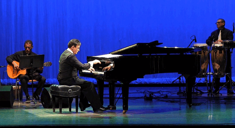 Media hora con su intérprete, Ángel Roque