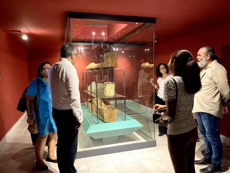 Visita el Museo de Bellas Artes exministro de Turismo y Antigüedades de Egipto