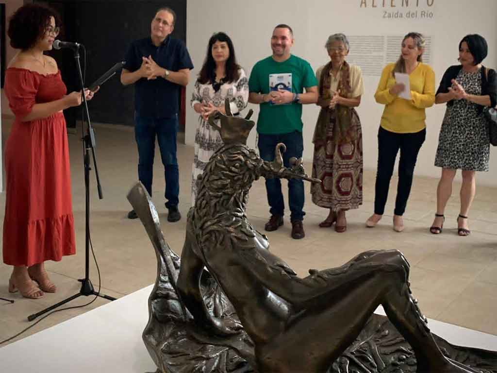 Recibe Zayda del Río Premio Maestro de Juventudes