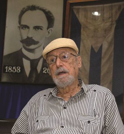 Crearán Club Martiano Roberto Fernández Retamar