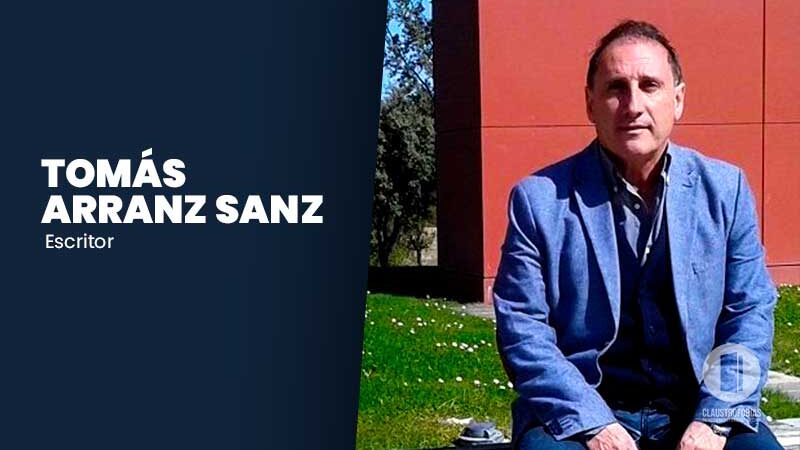 Escritor español en espacio literario de la librería Fayad Jamís