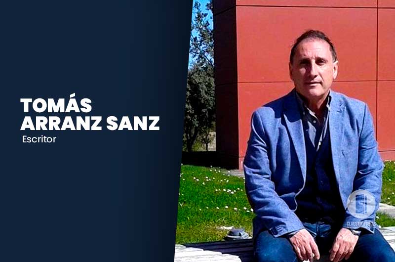 Escritor español en espacio literario de la librería Fayad Jamís