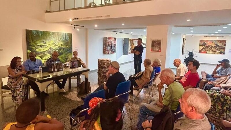 Coloquio literario El ojo que sangra luz en la Galería de Arte Collage Habana