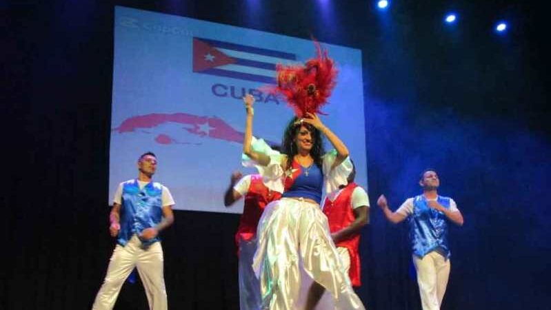 Música y bailes cubanos contagian a público en teatro de Argentina