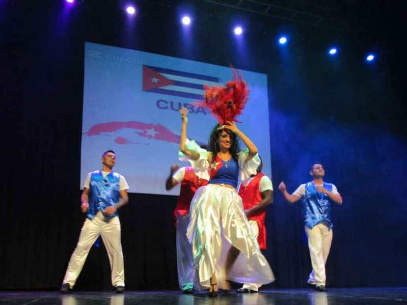 Música y bailes cubanos contagian a público en teatro de Argentina