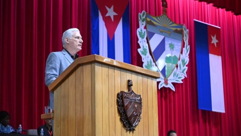 Díaz-Canel: «La belleza de esta hora difícil está en sabernos parte de un pueblo inderrotable»
