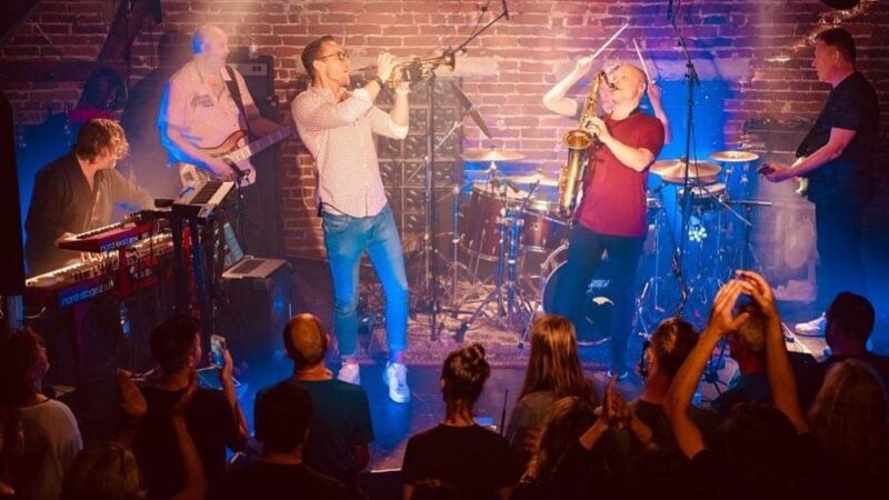 Media hora con su intérprete, la banda de jazz-fusión Mezzoforte