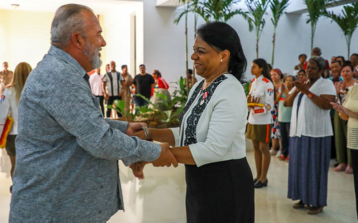 Condecoran a Vice Primera Ministra con Distinción 23 de Agosto