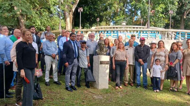 Develan busto de José Martí en Universidad de Panamá