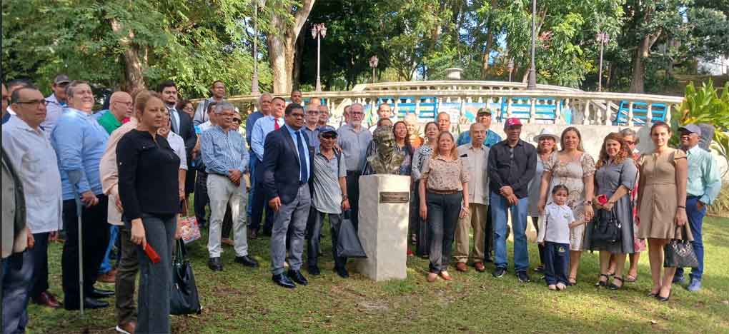 Develan busto de José Martí en Universidad de Panamá