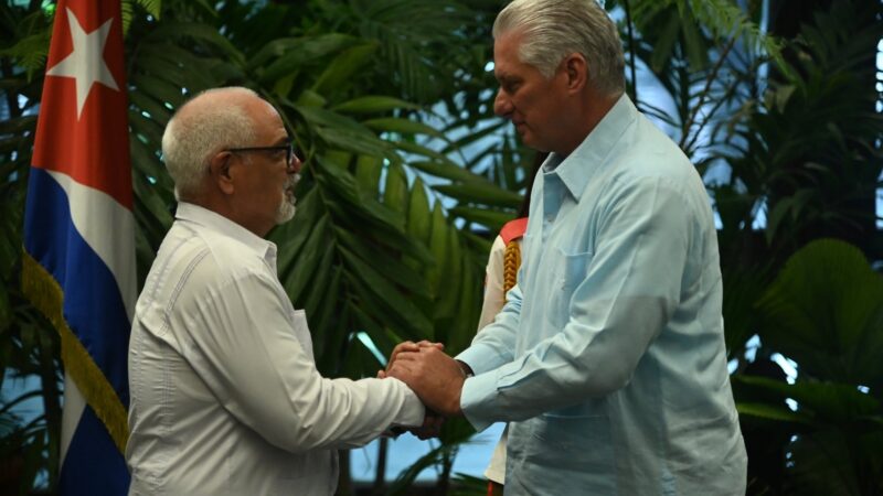 Condecora Presidente de la República a diplomáticos cubanos