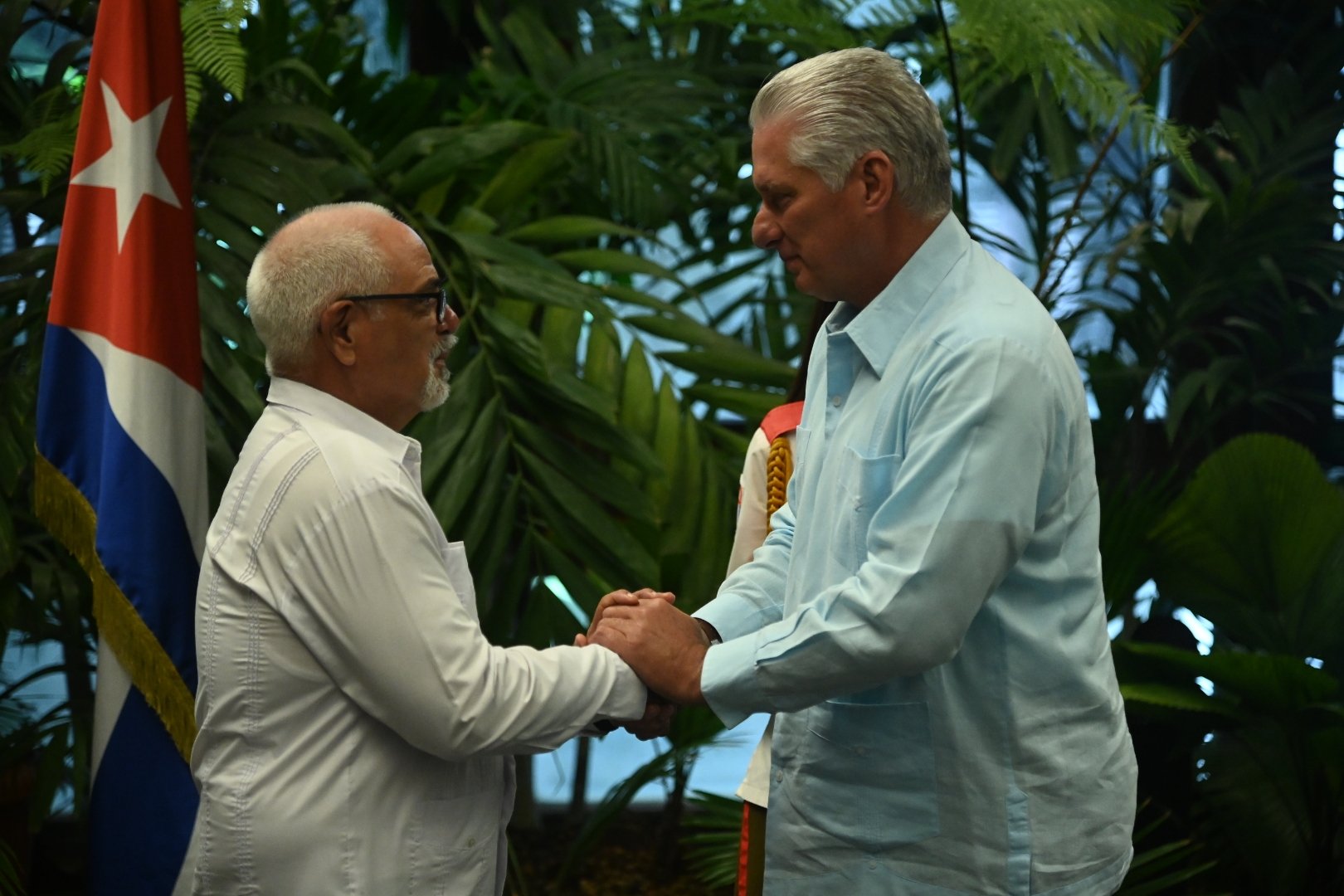 Condecora Presidente de la República a diplomáticos cubanos
