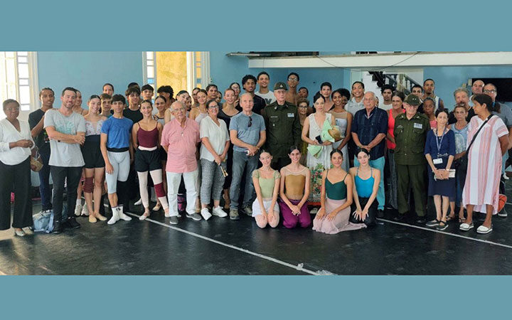 Recibe Ballet Nacional de Cuba Sello del Ministerio del Interior