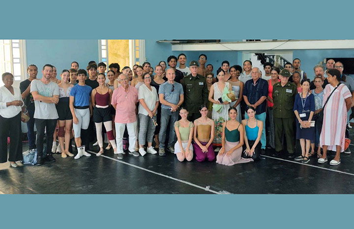 Recibe Ballet Nacional de Cuba Sello del Ministerio del Interior