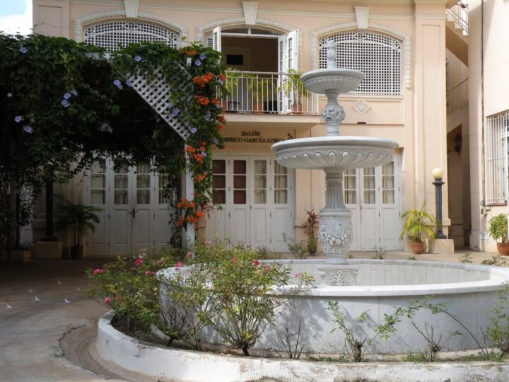 Espacio Tertulias en el Jardín evocará legado de poeta cubana Flor Loynaz