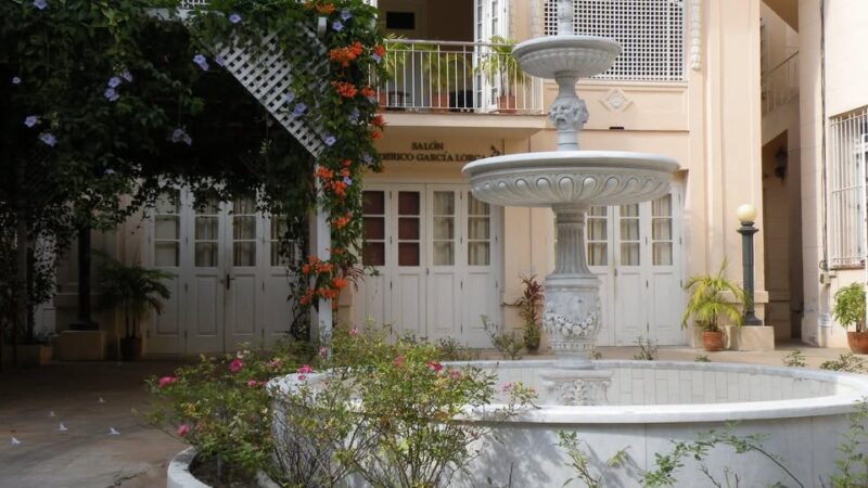 Tertulias en el jardín del Centro Cultural Dulce María Loynaz en su primer aniversario