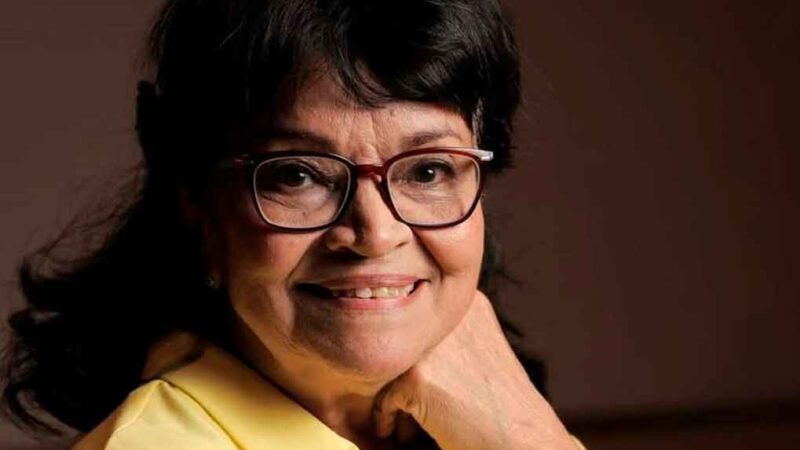 Felicita Díaz-Canel a la maestra Digna Guerra en su cumpleaños 80