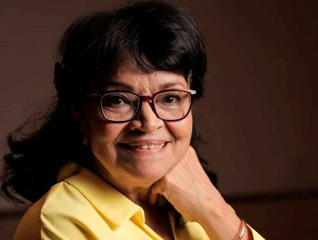 Felicita Díaz-Canel a la maestra Digna Guerra en su cumpleaños 80
