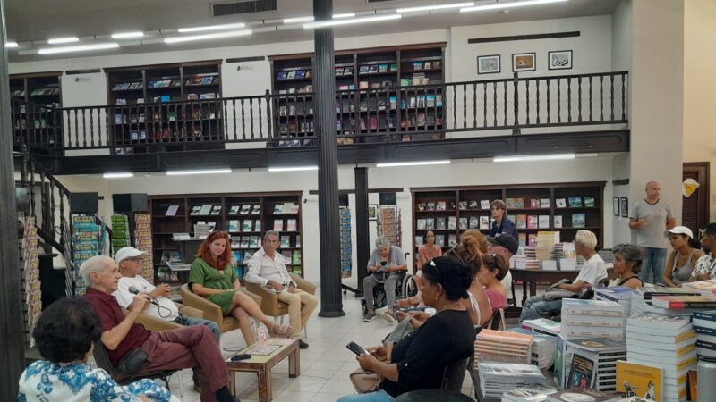 Reconocen la intensa labor cultural de la librería Fayad Jamís