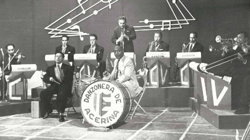 Media hora con su intérprete, Acerina y su Danzonera