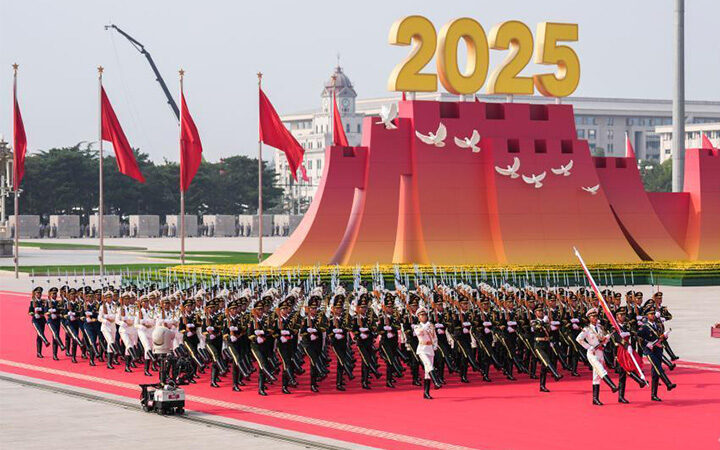 Presidente de Cuba participa en desfile militar conmemorativo en China