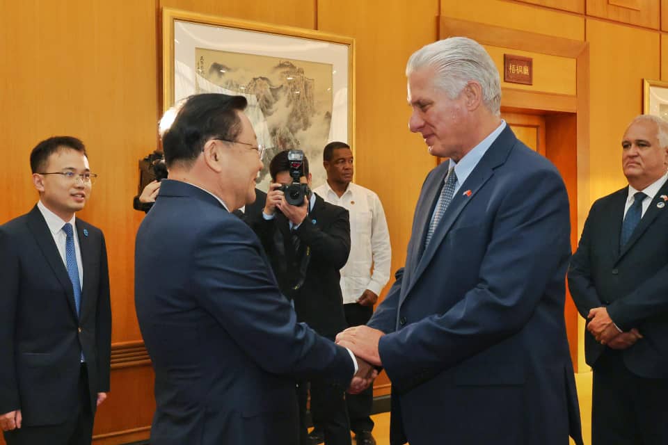 Presidente de Cuba finaliza visita a China y viaja hacia Laos