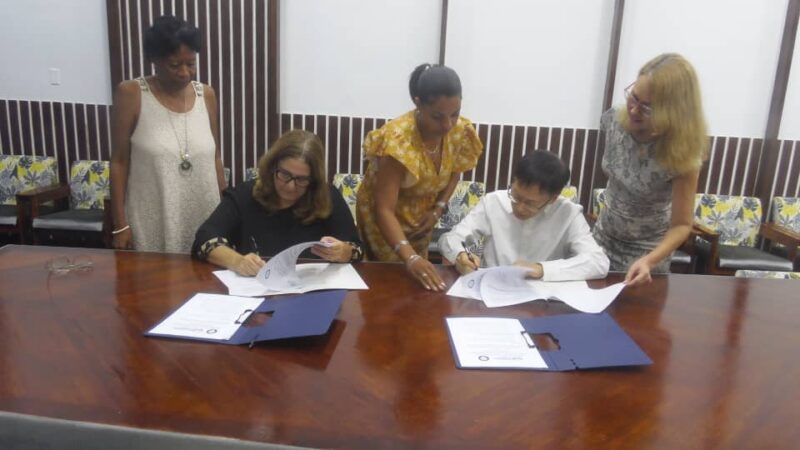 Delegación china visita Universidad de Ciencias Médicas de La Habana