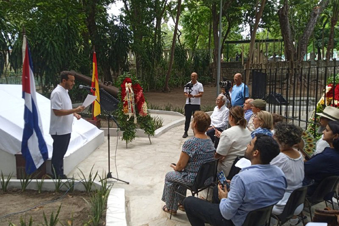 Libro en bronce tributa homenaje a soldados españoles