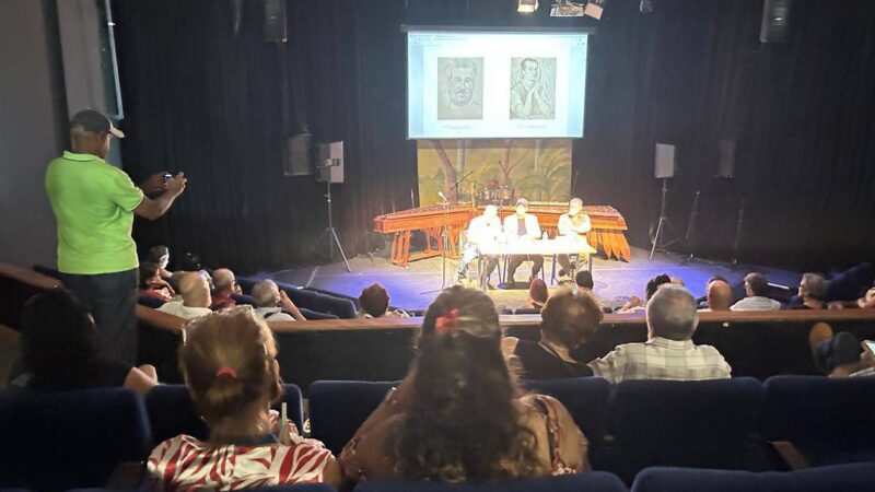 Presentan antología Variaciones del árbol