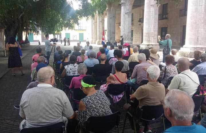 Homenaje al Dr. Eduardo Torres Cuevas en el Sábado del Libro