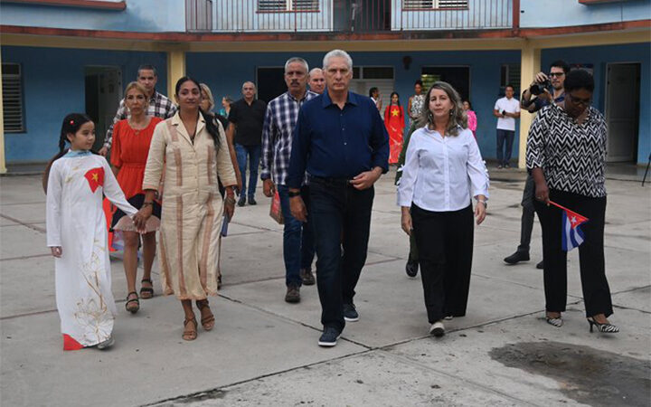 Visita Díaz-Canel escuela Vo Thin Thang