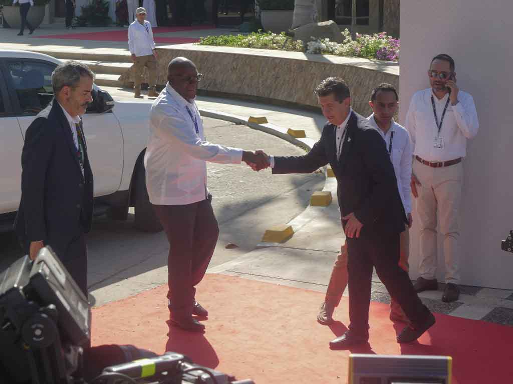 Vicepresidente de Cuba arribó a sede de Cumbre Celac-UE