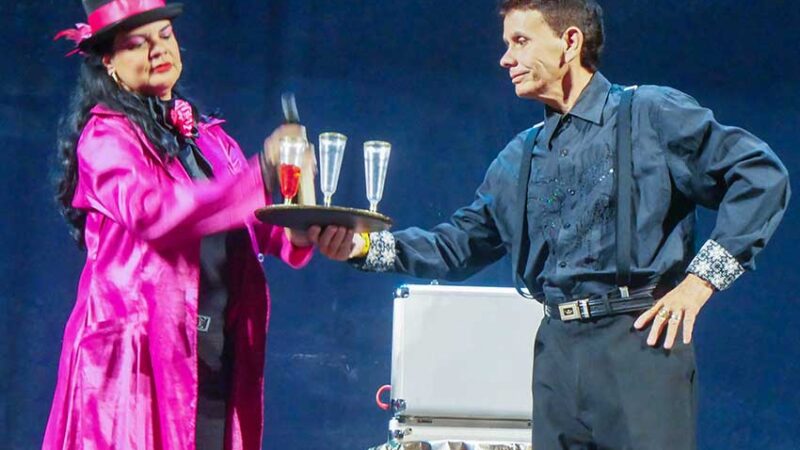 Condecoran a personalidades en Festival de Magia Ánfora en Las Tunas