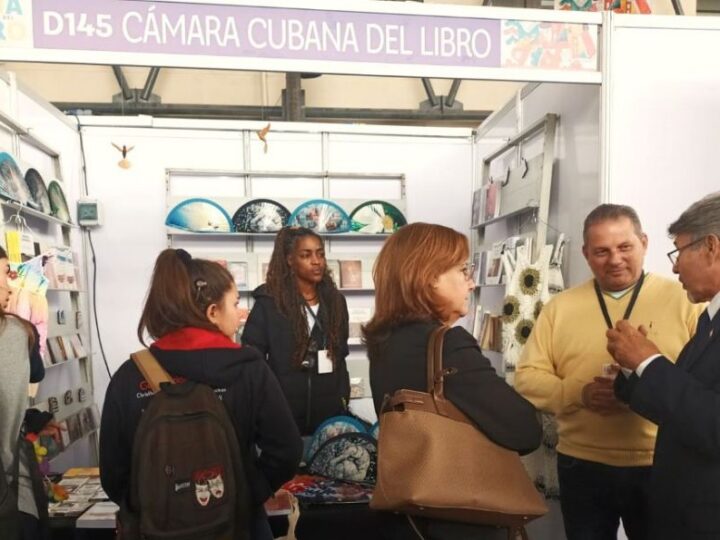 Buena acogida al estand cubano en la Feria Internacional del Libro de Chile