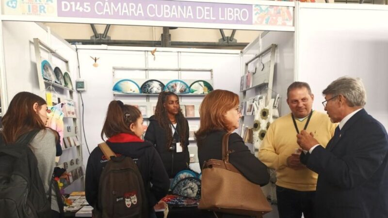 Buena acogida al estand cubano en la Feria Internacional del Libro de Chile