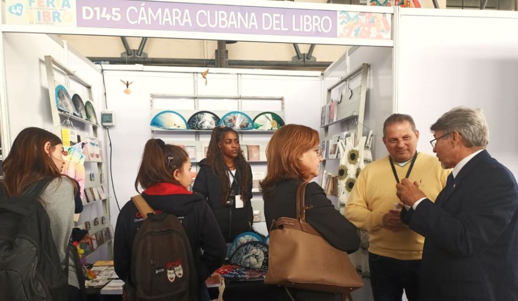 Buena acogida al estand cubano en la Feria Internacional del Libro de Chile