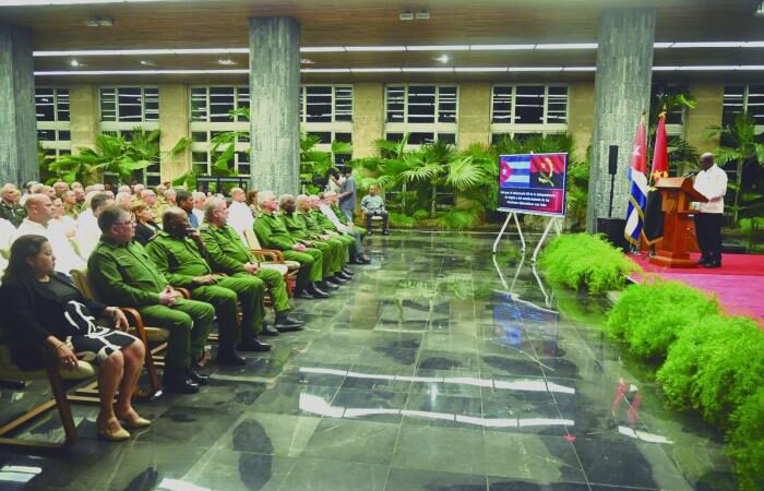 Celebró Cuba los 50 años de la independencia de Angola