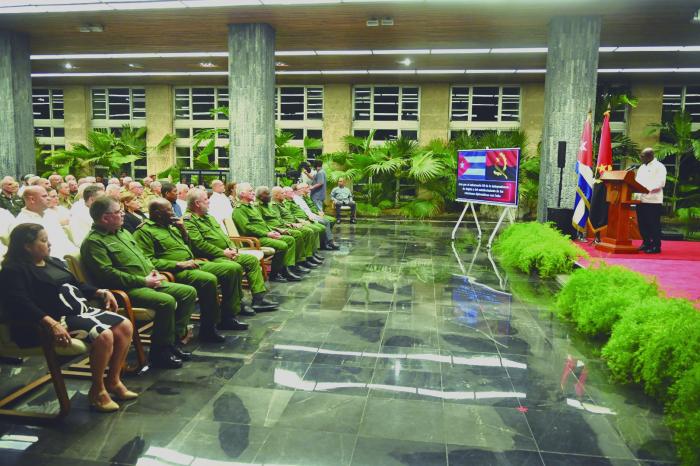 Celebró Cuba los 50 años de la independencia de Angola