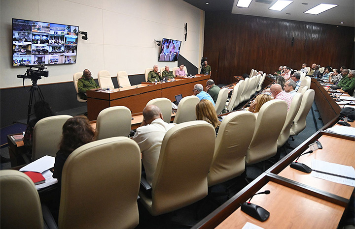 Evalúa ministro de las FAR recuperación en región oriental de Cuba