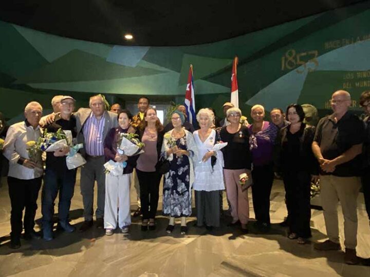 Reconocen a figuras de la cultura cubana