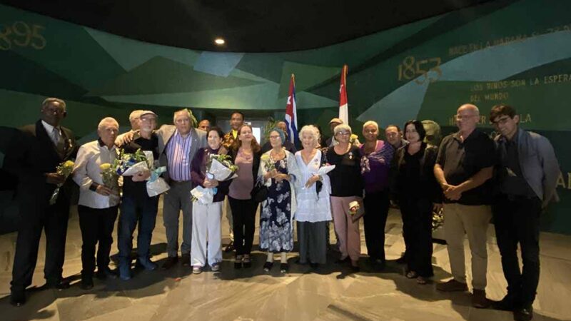 Reconocen a figuras de la cultura cubana