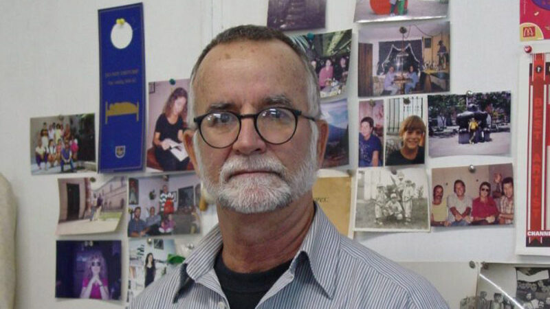 El curador, editor y poeta Nelson Herrera Ysla, invitado a Libro a la Carta