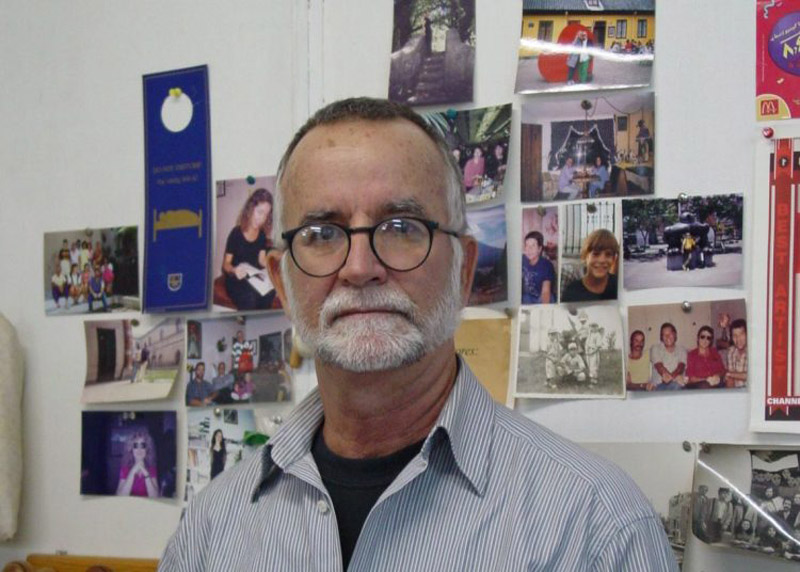 El curador, editor y poeta Nelson Herrera Ysla, invitado a Libro a la Carta